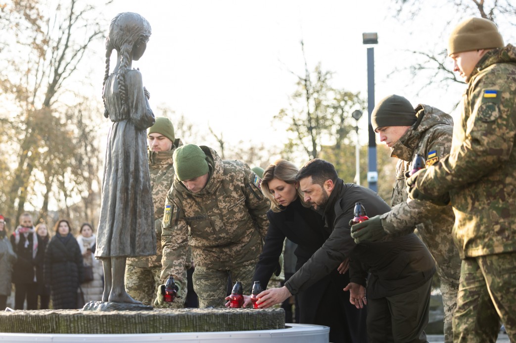 Глава держави та перша леді вшанували пам’ять жертв голодоморів в Україні